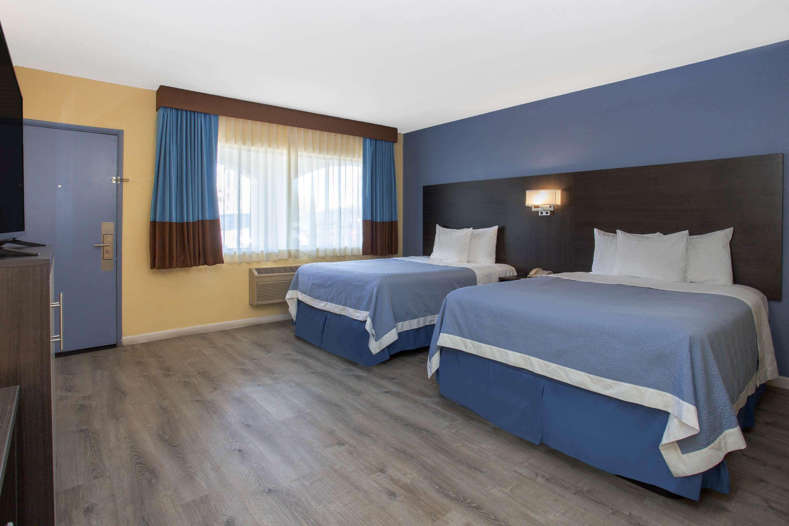 Days Inn By Wyndham Airport - Phoenix Exterior foto