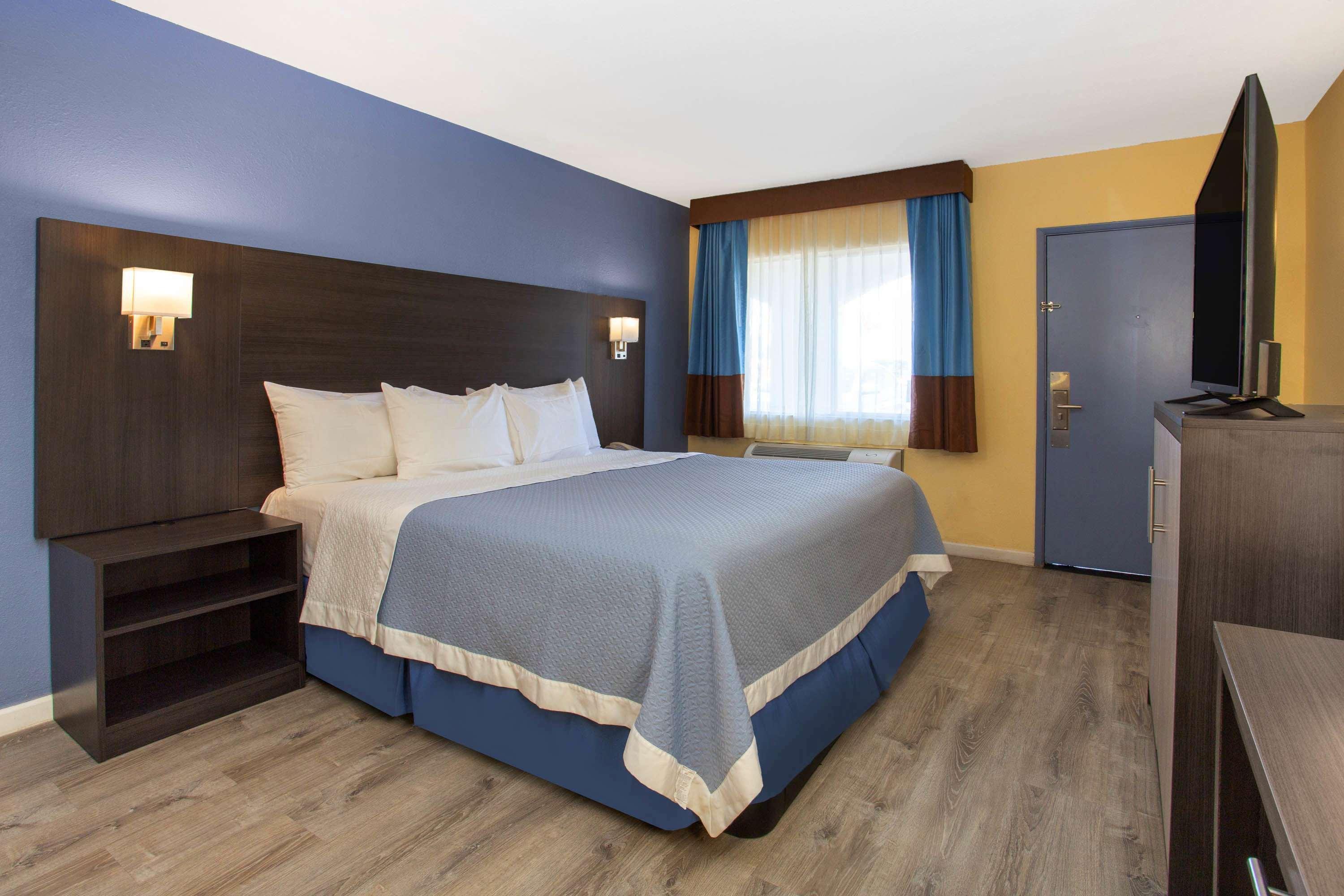 Days Inn By Wyndham Airport - Phoenix Exterior foto