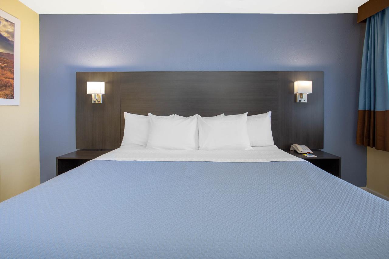 Days Inn By Wyndham Airport - Phoenix Exterior foto